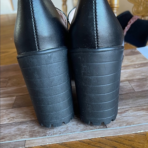 Chic Black Loafers with Gold Accents - Picture 2 of 9